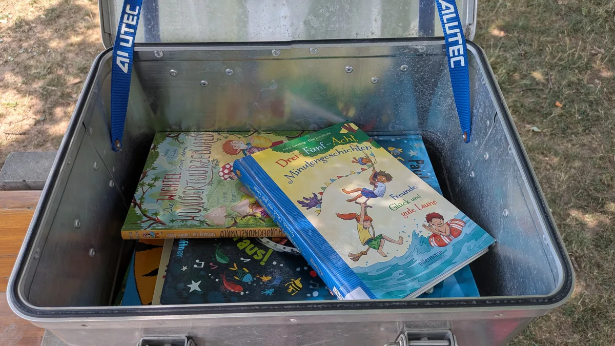 Und wenns doch mal langweilig werden sollte: Hier darf man in der Bücherkiste stöbern. Impressionen aus einem Spielplatz.